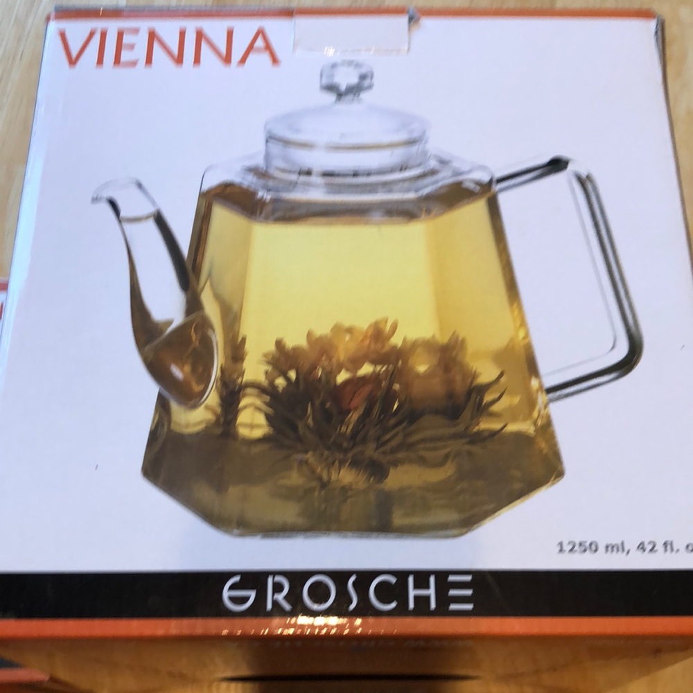 Brand new glass teapot by Grosche Kuchenware